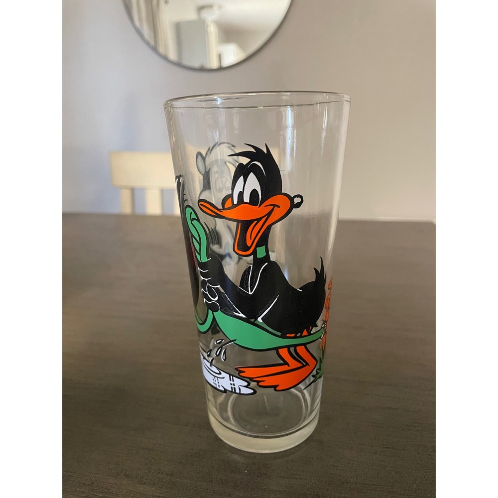 Vintage Daffy Duck & Pepe Le Pew 1976 Pepsi Collector Series Cup Warner Bro